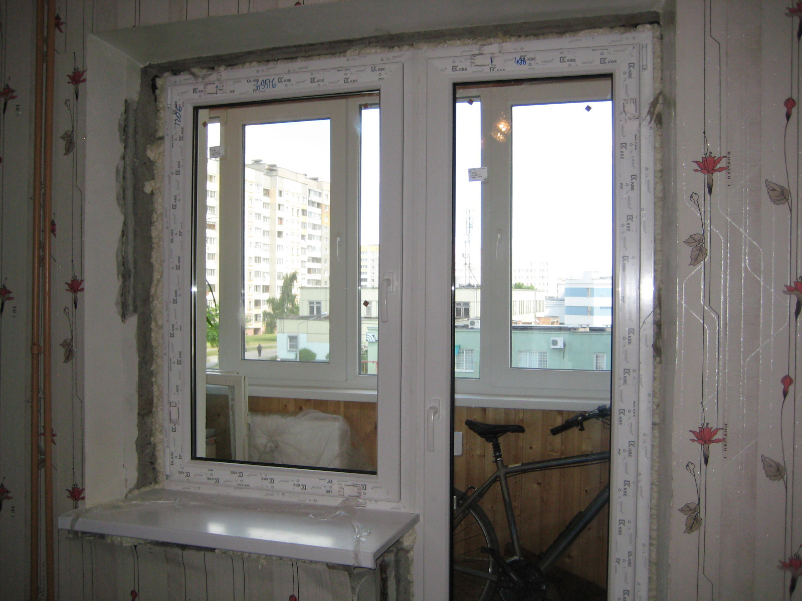 Окно выхода на балкон. Пластиковый балконный блок Brusbox. Блок балконный ПВХ 2140х1650. KBE ПВХ балкон. Двери Брусбокс под балконный блок из ПВХ.